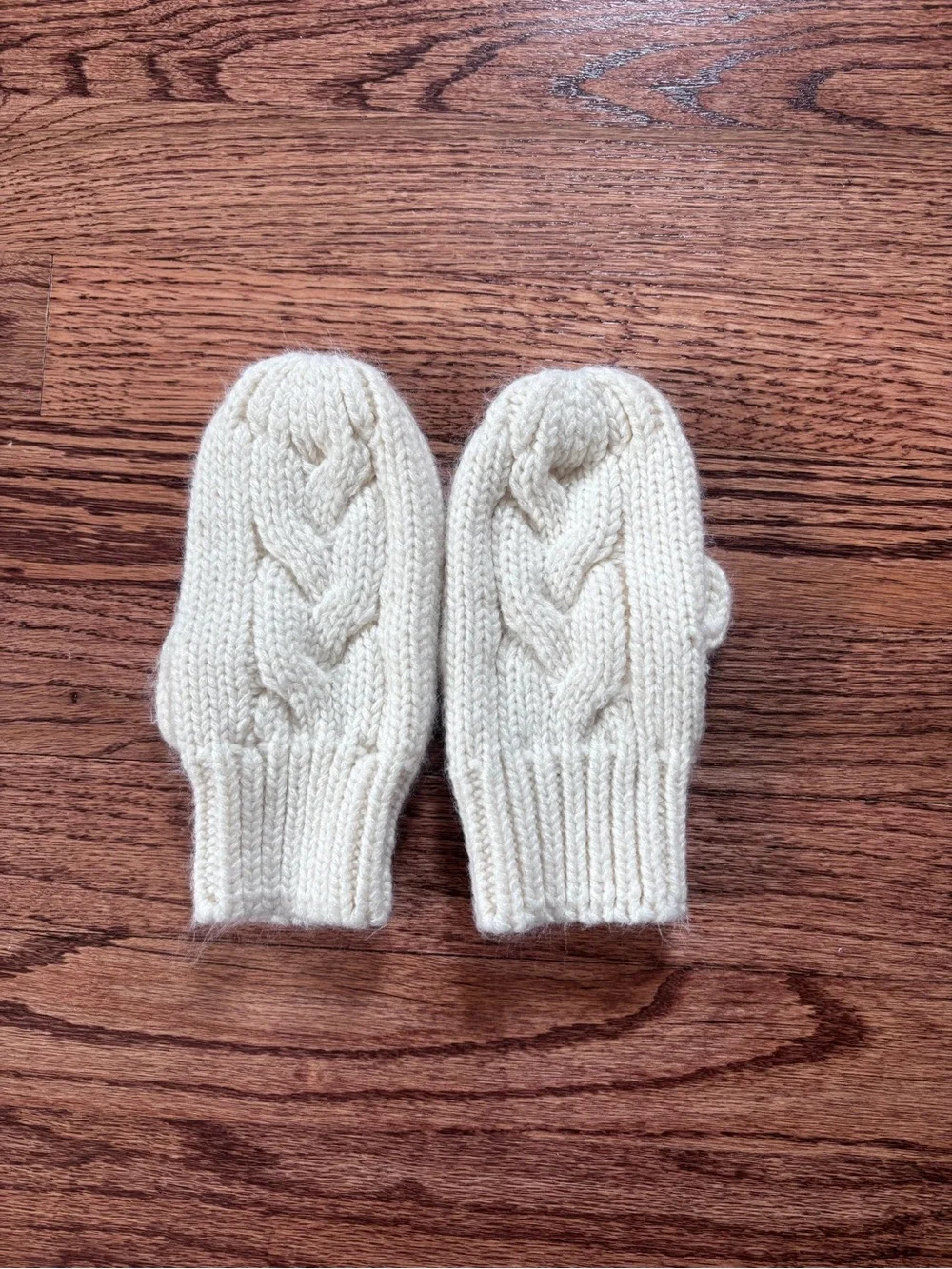 Gap Cozy Cable Knit Cream Mittens